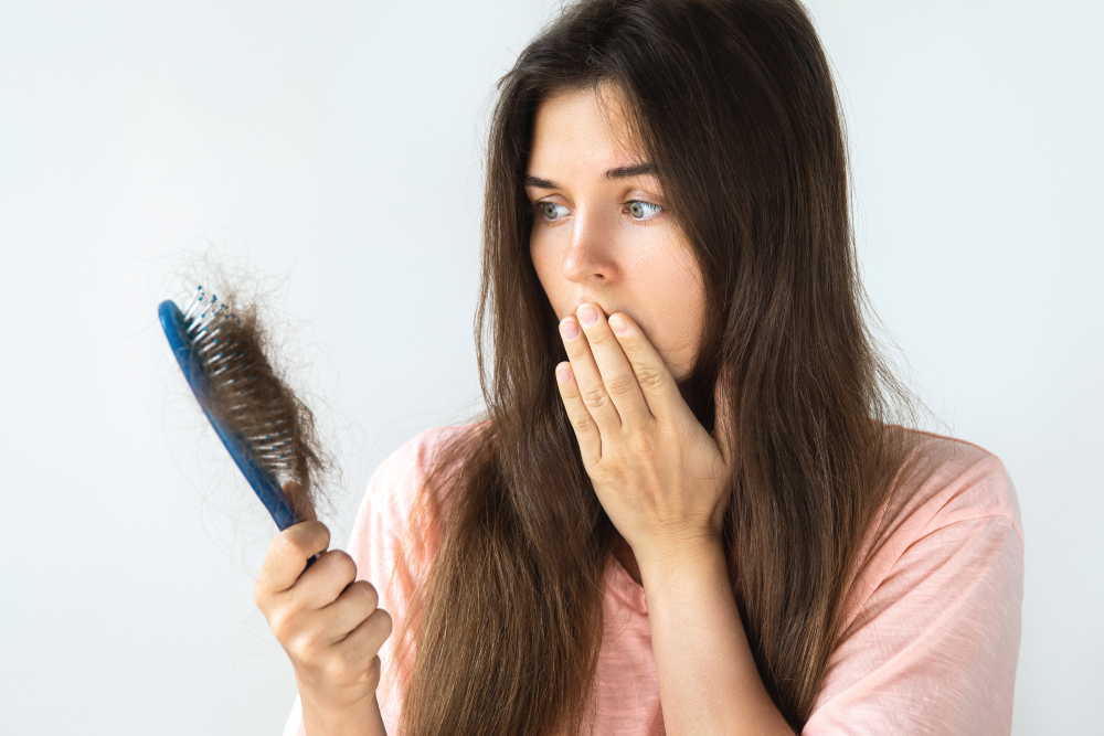 Queda de cabelo: conheça as principais causas e o que fazer